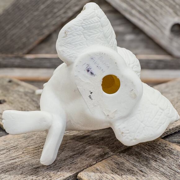 1986 Vintage Bisque Porcelain Seated Angel/Cherub Figurine Playing Violin, 5.5"H - Picture 6 of 7